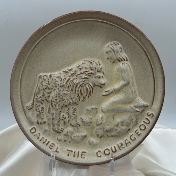 Vintage 1979 Frankoma “Teenagers of the Bible” Daniel the Courageous Plate - Picture 1 of 3